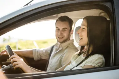 Autofahrerin mit Beifahrer